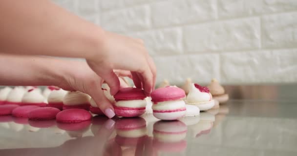 Conectando as duas metades conchas de macarões, decorados com geléia e ganache. Fazendo macarons de caramelo: close up tiro de conectar duas metades de macaroons com creme de caramelo. — Vídeo de Stock