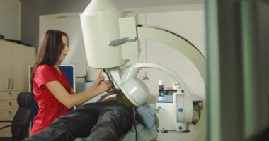 Kadın doktor, erkek hastalara böbrek ya da safra kesesi taşı kırmak için modern lithotriptor kullanır. Ultrason litotripsi, böbrek, üretra ve idrar kesesi taşlarını ezmek için cerrahi olmayan tedavi..