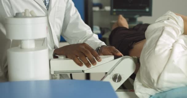 Terapia extracorporea delle onde d'urto in urologia. Colpo ritagliato di pancia della paziente donna, con ultrasuoni per determinare la posizione dei calcoli renali prima della procedura di litotripsia. — Video Stock