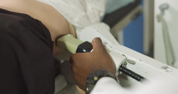 Schnappschuss des Bauches einer Patientin, mit Ultraschall, um die Position der Nierensteine vor dem Lithotripsie-Eingriff zu bestimmen. Extrakorporale Stoßwellentherapie in der Urologie. — Stockvideo