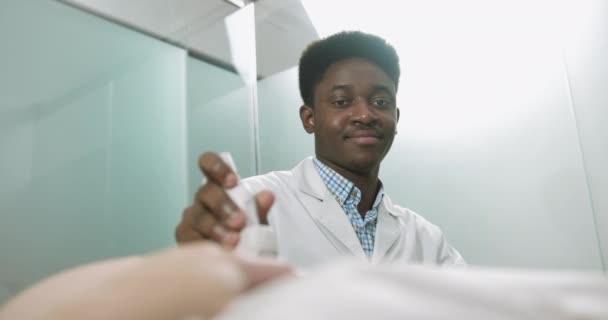 Ritratto di giovane medico professionista afroamericano ostetrico, con ecografia e pancia da screening di una donna incinta. — Video Stock