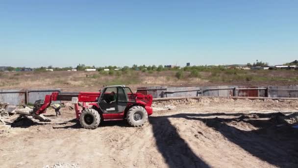 The loader loads the stone. Front Loader on Construction Site. Bulldozer works on construction site. Excavator on a construction site, people work on a construction site. — Stock Video