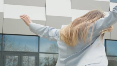 Kadınlar sevinir, güler, zıplar. Kazanan ve piyango galibiyet anı, indirim ve indirim, özel teklif kavramı kapmak. Şanslı bir genç kız telefona bakar ve mesajın iyi olduğunu görür..