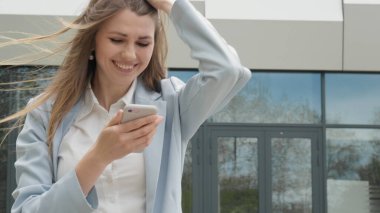 Kadınlar sevinir, güler, zıplar. Kazanan ve piyango galibiyet anı, indirim ve indirim, özel teklif kavramı kapmak. Şanslı bir genç kız telefona bakar ve mesajın iyi olduğunu görür..