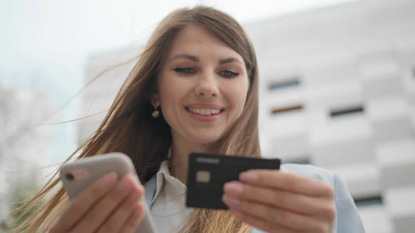 Main de jeunes femmes achètent en ligne avec une carte de crédit. femme utilisent smartphone et faire des transactions en ligne. Concept de magasinage en ligne par la technologie et le mode de vie nouvelle normale. Achats en ligne. — Photo