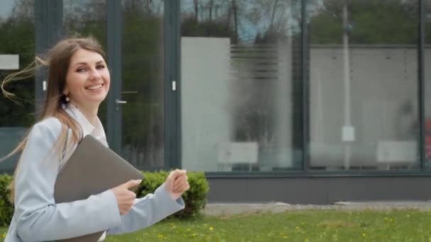 Empresária ou estudante do sexo feminino com pressa ocupado, mulher correndo tarde para o trabalho para reunião e olhando para o tempo. negócios educação sucesso menina estudantes pessoas. atraso apressando trabalho reunião estresse salientando — Vídeo de Stock