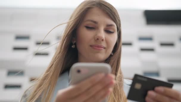 Hånd af unge kvinder køber online med et kreditkort. kvinde bruger smartphone og gør online transaktioner. Begrebet shopping online ved teknologi og livsstil nye normale. Online shopping. – Stock-video