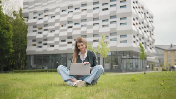 幸せな大学生の10代の女子学生。若い女性はノートパソコンでいい知らせを受けている。試験を祝う学生,大学への入学,ビジネスの素晴らしい結果は成功の勝利を獲得 — ストック動画