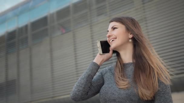 Fitness, sport a technologie koncept - šťastný úsměv žena běží venku. Detailní záběr mladé krásné sportovní Fitness dívka drží Smartphone v rukou. Telefonní rozhovor během školení — Stock video