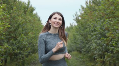 Tek Başına Aşağı Koşan Kız Atleti 'nin ilk çekimi, Yarış ya da Maraton' a hazırlanmak. İnsan Dayanıklılığı Testi. Spor Giyim 'de Tek Başına Koşan Genç Fit Kadın. Yavaş Hareket