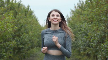 Tek Başına Aşağı Koşan Kız Atleti 'nin ilk çekimi, Yarış ya da Maraton' a hazırlanmak. İnsan Dayanıklılığı Testi. Spor Giyim 'de Tek Başına Koşan Genç Fit Kadın. Yavaş Hareket