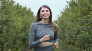 Tek Başına Aşağı Koşan Kız Atleti 'nin ilk çekimi, Yarış ya da Maraton' a hazırlanmak. İnsan Dayanıklılığı Testi. Spor Giyim 'de Tek Başına Koşan Genç Fit Kadın. Yavaş Hareket