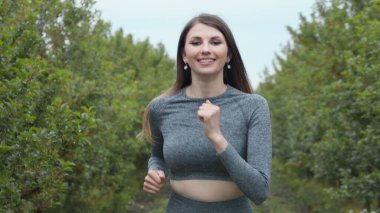 Tek Başına Aşağı Koşan Kız Atleti 'nin ilk çekimi, Yarış ya da Maraton' a hazırlanmak. İnsan Dayanıklılığı Testi. Spor Giyim 'de Tek Başına Koşan Genç Fit Kadın. Yavaş Hareket