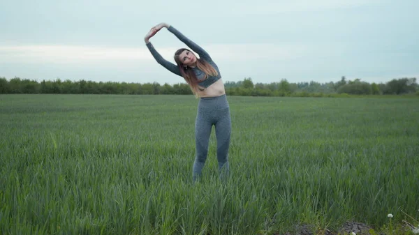 Girl Limbering-Up And Stretching Arms After Running Jog Workout (em inglês). Mulher alongamento e aquecimento-se antes de Running.Athlete Treinamento Feminino em Sportswear e Warm-Up.Fitness Runner Mulher treino ao ar livre. — Fotografia de Stock