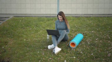 Dışarıda dizüstü bilgisayarı olan mutlu bir kadın. Şehrin arka planında dizüstü bilgisayarda yazan gülümseyen formda bir kız. Dışarıda dizüstü bilgisayarla çalışan biri var. Çekici kız, şirkete yeni başlayan ofis çalışanı açık havada çalışıyor.