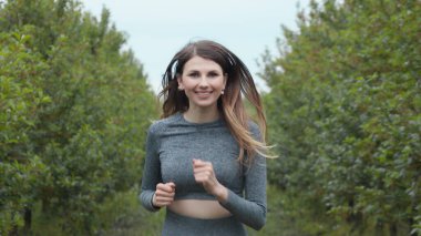 Tek Başına Aşağı Koşan Kız Atleti 'nin ilk çekimi, Yarış ya da Maraton' a hazırlanmak. İnsan Dayanıklılığı Testi. Spor Giyim 'de Tek Başına Koşan Genç Fit Kadın. Yavaş Hareket