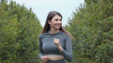 Tek Başına Aşağı Koşan Kız Atleti 'nin ilk çekimi, Yarış ya da Maraton' a hazırlanmak. İnsan Dayanıklılığı Testi. Spor Giyim 'de Tek Başına Koşan Genç Fit Kadın. Yavaş Hareket