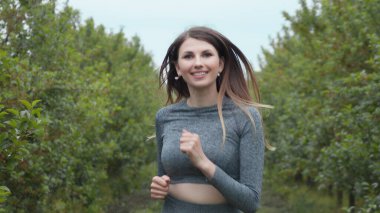 Tek Başına Aşağı Koşan Kız Atleti 'nin ilk çekimi, Yarış ya da Maraton' a hazırlanmak. İnsan Dayanıklılığı Testi. Spor Giyim 'de Tek Başına Koşan Genç Fit Kadın. Yavaş Hareket