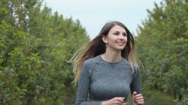 Tek Başına Aşağı Koşan Kız Atleti 'nin ilk çekimi, Yarış ya da Maraton' a hazırlanmak. İnsan Dayanıklılığı Testi. Spor Giyim 'de Tek Başına Koşan Genç Fit Kadın. Yavaş Hareket