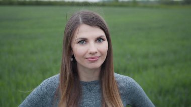 Gülümseyen ve kendinden emin bir şekilde yaşayan güzel bir kadının portresi. Sağlıklı yaşam ve açık hava fitness konsepti. Antrenman sırasında gülümseyen kadın. Beden eğitimi sırasında dinlenen kadınlar.