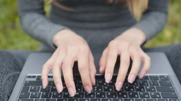 Hender som skriver på Laptop Keyboard.Freelancer Internet Online Meeting Webinar.Woman Freelance With Computer Outdoors.Study Online Work Typer Epost.. – stockfoto