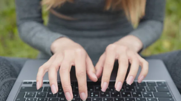 Hender som skriver på Laptop Keyboard.Freelancer Internet Online Meeting Webinar.Woman Freelance With Computer Outdoors.Study Online Work Typer Epost.. – stockfoto