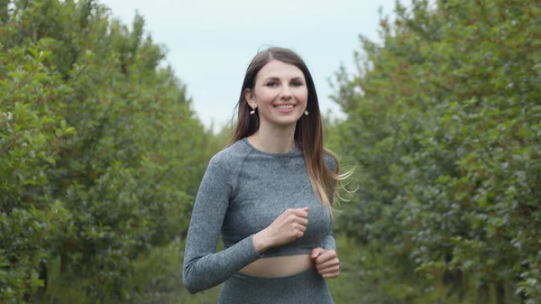 Tek Başına Aşağı Koşan Kız Atleti 'nin ilk çekimi, Yarış ya da Maraton' a hazırlanmak. İnsan Dayanıklılığı Testi. Spor Giyim 'de Tek Başına Koşan Genç Fit Kadın. Yavaş Hareket