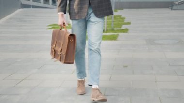 Bavullu bir işadamının dışarıda dolaşması. Kendine güveni tam bir girişimci şık resmi kıyafetlerle sokakta elinde bavulla yürüyor ve cep telefonuyla konuşuyor. Arap işadamı