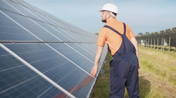 Bærekraftige grønne energijobber, solpaneltekniker som arbeider med solcellepaneler. Bistandstekniker i uniform kontrollerer solcellepanelers virkemåte og effektivitet – stockfoto