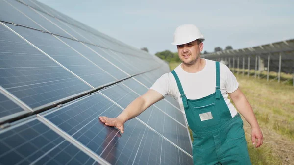 Muotokuva ylpeä työntekijä teollinen insinööri yhtenäinen seisoo kentällä suuret aurinkopaneelit. Ekologinen maatila. Aurinkovoimala. Ihmisiä. Kestävä energia. Aurinkovoimakenttä. Ekologia. — kuvapankkivalokuva