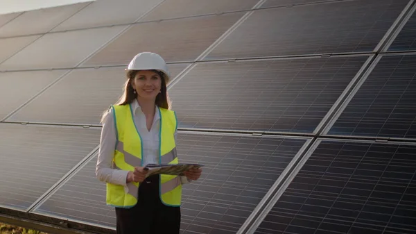 Kobieta inżynier ekologiczny wykorzystuje dokumenty projektowe i pliki oraz gromadzi efektywne informacje o panelach słonecznych. Fotowoltaiczna farma słoneczna. Zielona energia. Środowisko. Pojęcie zielonej energii — Zdjęcie stockowe