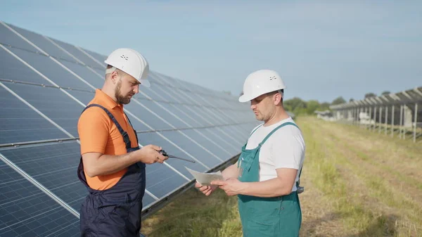 수석 기술자 이자 전문가들은 태양 발전소 건설 투자에 대한 보고를 배우고 있다. 사업 팀. 협상이요. 청정 에너지. 산업. 새 태양 전지 설치 기술자들. — 스톡 사진