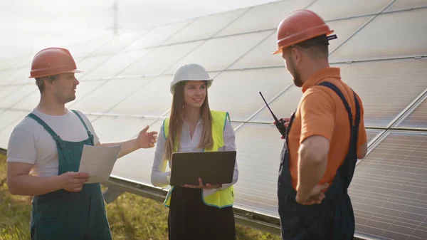 Sjefsingeniør og multietniske spesialister lærer rapporten om investeringer for bygging av solenergianlegg. Forretningslag. Forhandlinger. Ren energi. Fagingeniører diskuterer innovativt prosjekt – stockfoto