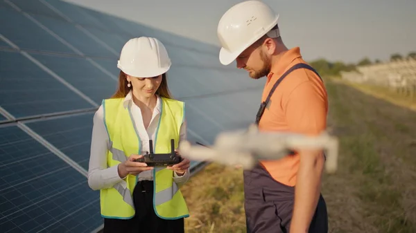 Portretul unei femei inginer care operează o dronă pe fundalul unei centrale solare. Instalare panou solar fotovoltaic. Array solar. Noi tehnologii. Inginer investitor și muncitor — Fotografie, imagine de stoc