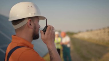 Güneş panelleri ve rüzgar türbinlerini incelemek için Infrared Drone Technology kullanan teknisyen ve yatırımcı güneş pilleri geleceğin önemli bir yenilenebilir enerjisi olacak. Güneş paneli