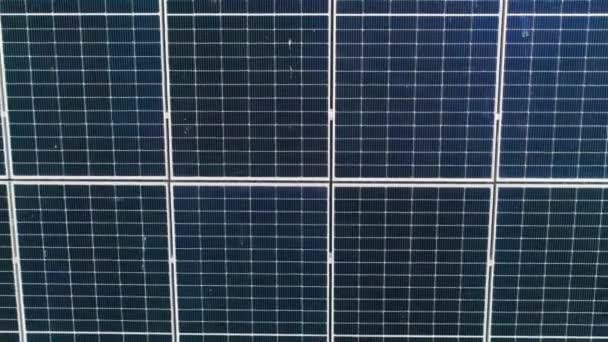 Primer plano de la superficie de los paneles solares fotovoltaicos azules montados en el techo del edificio para producir electricidad ecológica limpia. Concepto de producción de energías renovables. — Vídeos de Stock