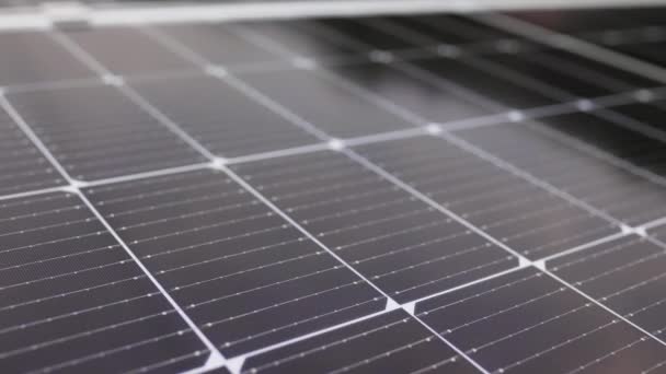 Close-up de painéis de baterias solares fotovoltaicos modernos. Fileiras de painéis solares de energia sustentável instalados no terraço. Painéis solares no telhado. Painéis em casa. Painel solar fotovoltaico extremo de perto — Vídeo de Stock