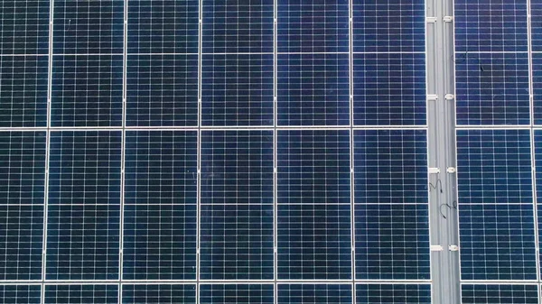 I pannelli solari fotovoltaici sul tetto ricevono energia pulita dal sole. Al rallentatore. Vista aerea. Pannello solare Array. Drone Veduta aerea del moderno impianto fotovoltaico elettrico, Close Up — Foto Stock