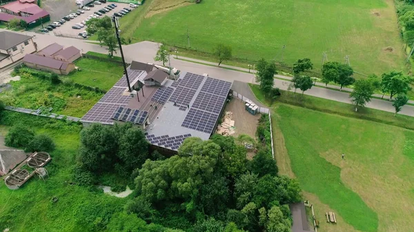 Pracownicy instalujący panele fotowoltaiczne na dachu domu, który przekształca energię słoneczną w energię elektryczną. Koncepcja pracy. Pracownicy w specjalnym stroju chodzić i rozmawiać o instalacji ogniw słonecznych — Zdjęcie stockowe