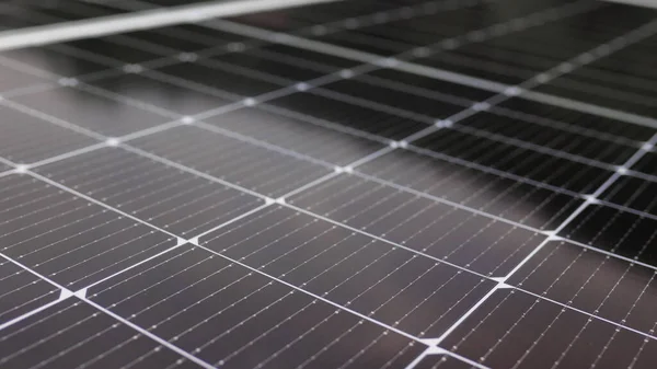 Korszerű fotovoltaikus napelem panelek közelsége. Sorok fenntartható energia napelemek telepített teraszon. Napelemek a tetőn. Panelek otthon. Fotovoltaikus napelem szélsőséges közeli kép — Stock Fotó