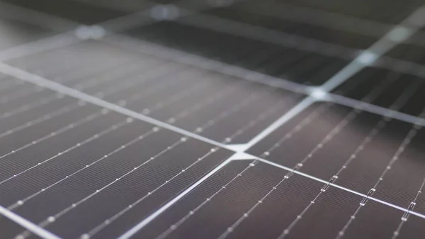 Fotovoltaikus napelem extrém közelről. Napelem, fotovoltaikus, alternatív áramforrás. Közelkép Fotovoltaikus energia állomás otthon. Napelemek a tetőn. — Stock Fotó