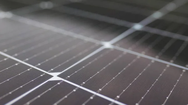 Fotovoltaikus napelem extrém közelről. Napelem, fotovoltaikus, alternatív áramforrás. Közelkép Fotovoltaikus energia állomás otthon. Napelemek a tetőn. — Stock Fotó