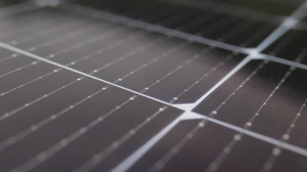 Zbliżenie nowoczesnych fotowoltaicznych paneli baterii słonecznych. Panel słoneczny, fotowoltaiczne, alternatywne źródło energii elektrycznej. Efektywna ekologiczna farma słoneczna. Fotowoltaiczny panel słoneczny ekstremalne zbliżenie. — Wideo stockowe
