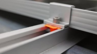 Yükselen güneş panelini kapatın, evin çatısına güneş panelleri kurun. Modern güneş panellerinin onarılması ve bağlanması. Bir güneş çiftliğinde metal tabanlı fotovoltaik paneller kur