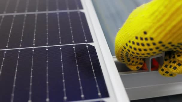 Montagem de painel solar, a instalação de painéis solares no telhado da casa. Conexão de painéis solares. Close-up do trabalhador instalar e trabalhar na manutenção do sistema de painel fotovoltaico instalado. — Vídeo de Stock