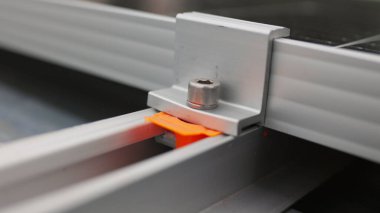 Yükselen güneş panelini kapatın, evin çatısına güneş panelleri kurun. Modern güneş panellerinin onarılması ve bağlanması. Bir güneş çiftliğinde metal tabanlı fotovoltaik paneller kur