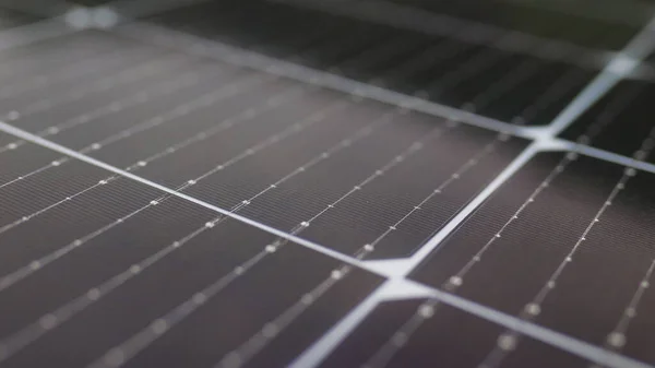 Nahaufnahme moderner Photovoltaik-Solarzellen. Sonnenkollektoren, Photovoltaik, alternative Stromquelle. Effizienter ökologischer Solarpark. Photovoltaische Solarmodule aus nächster Nähe. — Stockfoto