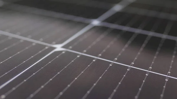 Güneş panellerinin yanında hareket eden kameradan görüntü. Modern fotovoltaik güneş pillerinin yakın çekimi. Güneş paneli, fotovoltaik, alternatif elektrik kaynağı. Verimli ekolojik güneş çiftliği. — Stok fotoğraf