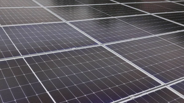 Güneş panelleri yakın çekim. Güneş panelleri yavaş çekimde. Güneş panelleri hareket ediyor. Modern fotovoltaik güneş pillerinin yakın çekimi. Güneş paneli, fotovoltaik, alternatif elektrik kaynağı. — Stok fotoğraf