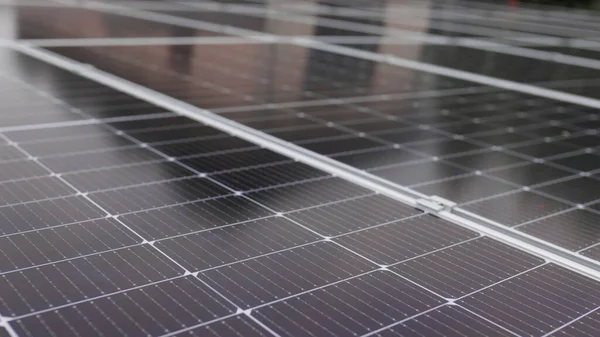 Solcellepaneler nærmer seg. Solcellepaneler saktegående. Solcellepaneler i bevegelse. Nærbilde av moderne solcellepaneler. Miljøvern og miljøvern. Fornybar grønn energi. – stockfoto
